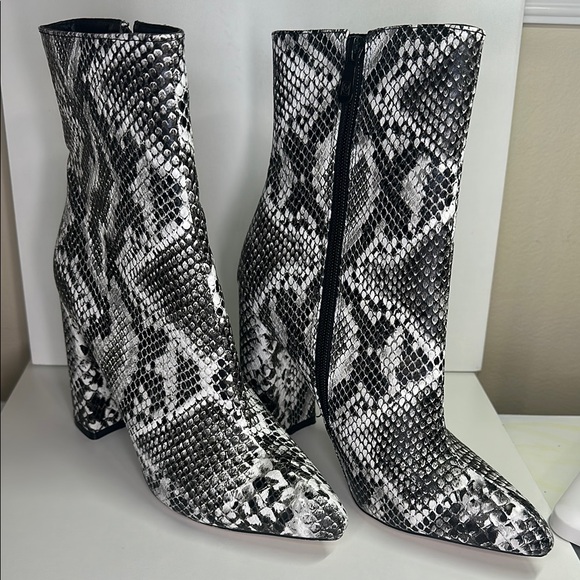 PrettyLittleThing Shoes - PrettyLittleThing Black and White Heeled boots snakskin